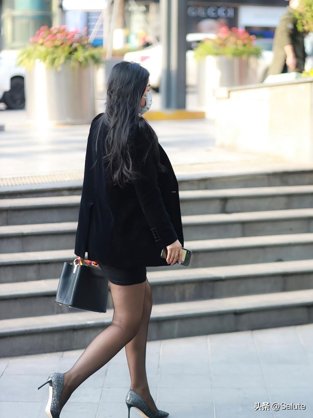 丝绒西装+黑色短裙，温柔中带着飒爽，太显气质啦