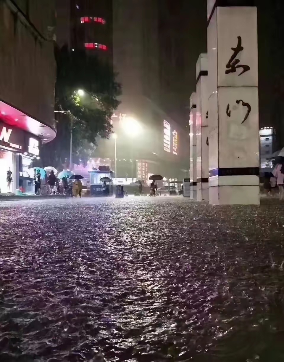 还在西安，下午的飞机回去。刚刚在群里见小伙伴发的深圳暴雨，这感觉有点夸张了，因为