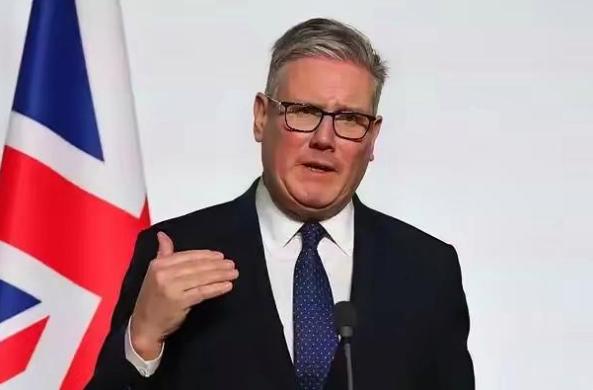 英国首相斯塔默在伦敦晚宴上直接放话：“中国和美国、欧盟一样，是世界三大强国。”这