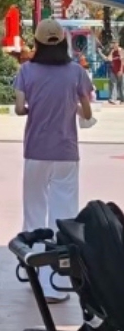 美女就会各种衣服都适合她，全世界的珠宝帽子都适合她，所以都会花掉。只有丑的才会深