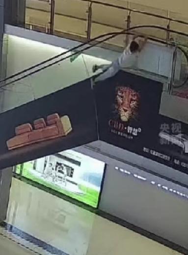 这事闹大了：江西上饶的人刚知道，全国人民也跟着看热闹。6米高空吊着的6岁男童，商