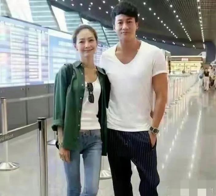 何润东和老婆的合照，何润东真是好福气呀！老婆长得好漂亮，而且看起来特别知性有气质