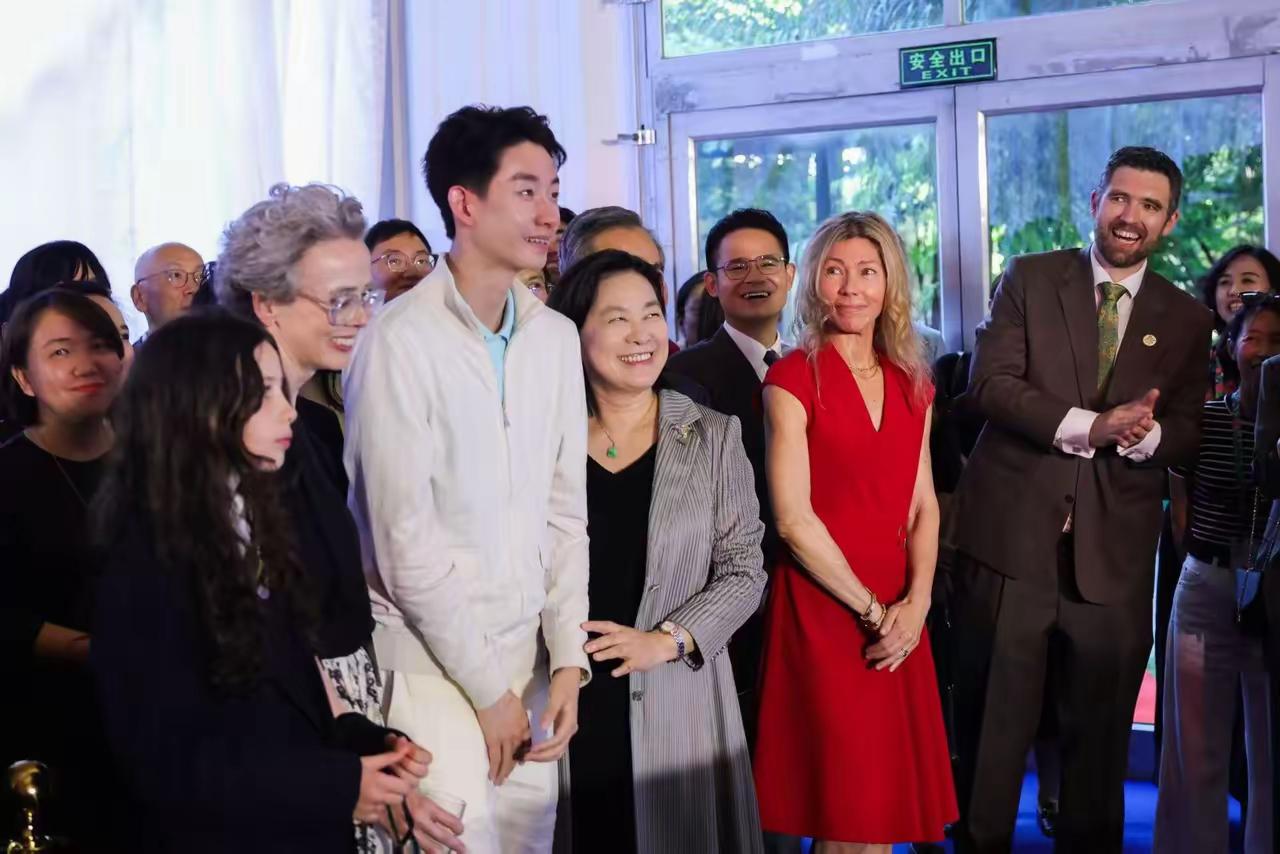 吴宜泽这个夏天勇夺斯诺克世锦赛冠军，在英国的传统优势项目闯出了一片天地。

特别