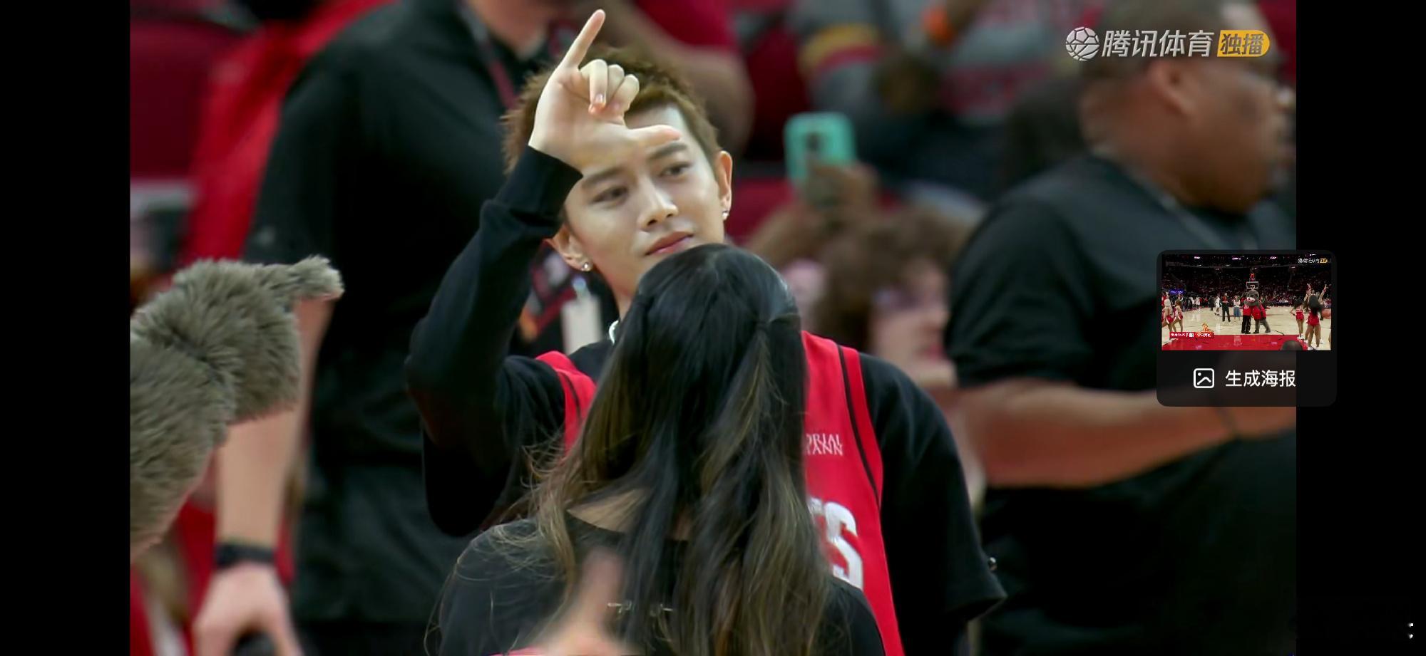 任嘉伦就这样在NBA全球转播的镜头下可爱