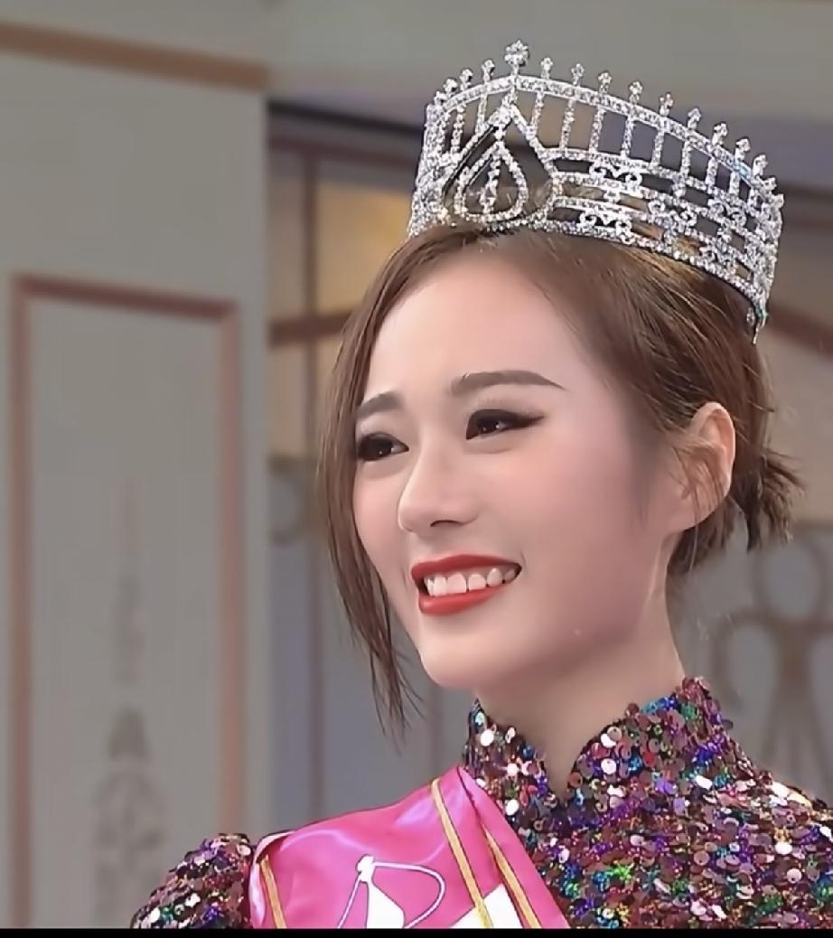 港姐王菲是2019年的港姐亚军和最上镜小姐。
宣布订婚的她和未婚夫挺有夫妻相，男