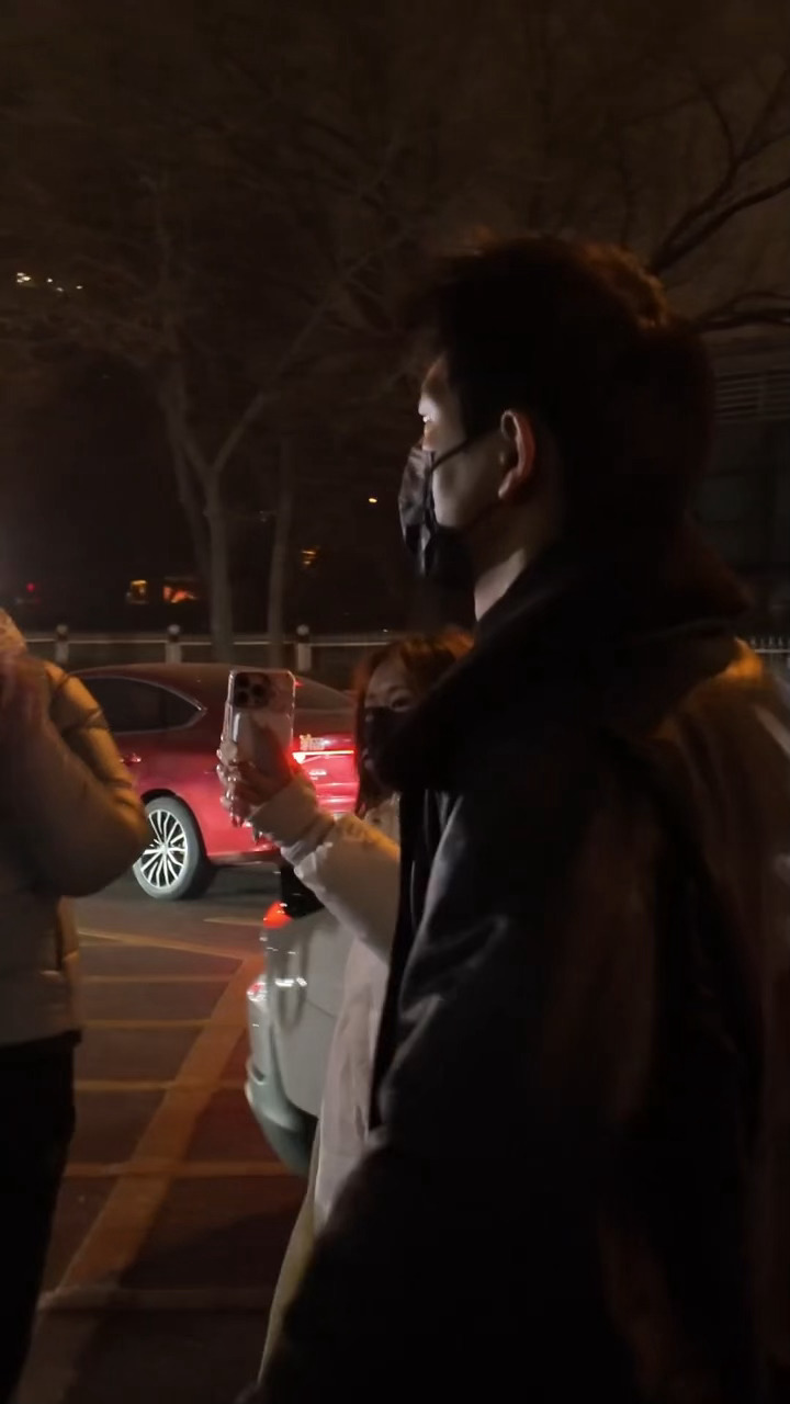 李现央视春晚上班路透，顺顺利利 李现顶着韩商言的头像