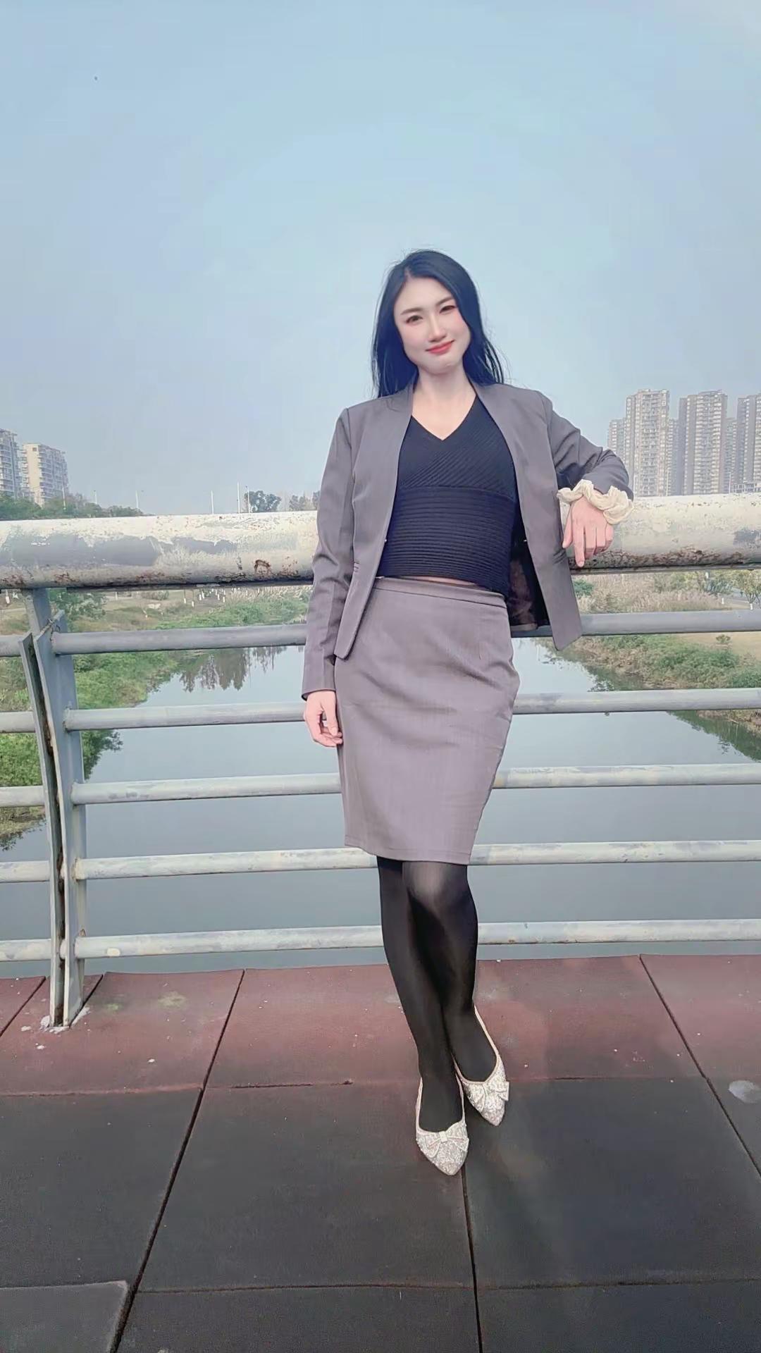 半生已过，盼一良人共赴朝夕33岁，褪去浮躁，更懂安稳的珍贵。征婚三愿：良人是你，