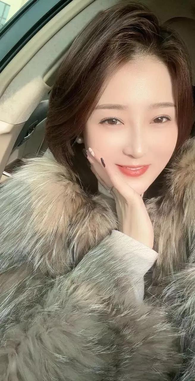 昨天亲戚群里商量今年过年哪天去外婆家，是初三还是初四。

大舅舅说:今年过年咱们