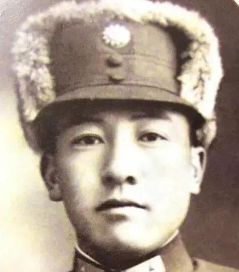 1949年，马继援携带几十箱黄金从西宁机场仓皇逃离，为了让留下的军官卖命，他给所