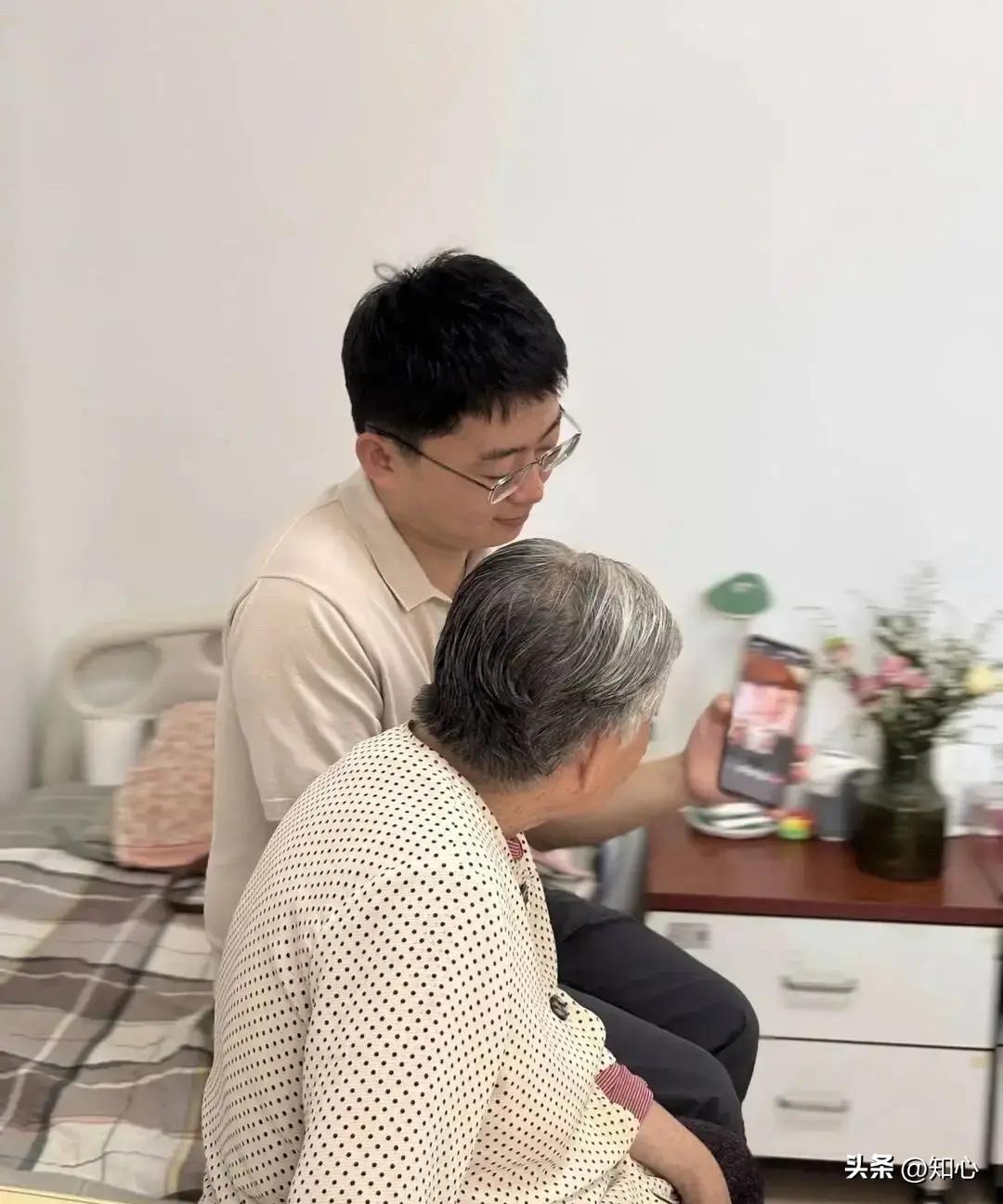 标300块一小时，年轻人花钱雇人叫爸妈“欢迎欢迎”——“共享儿女”这行当，把多少
