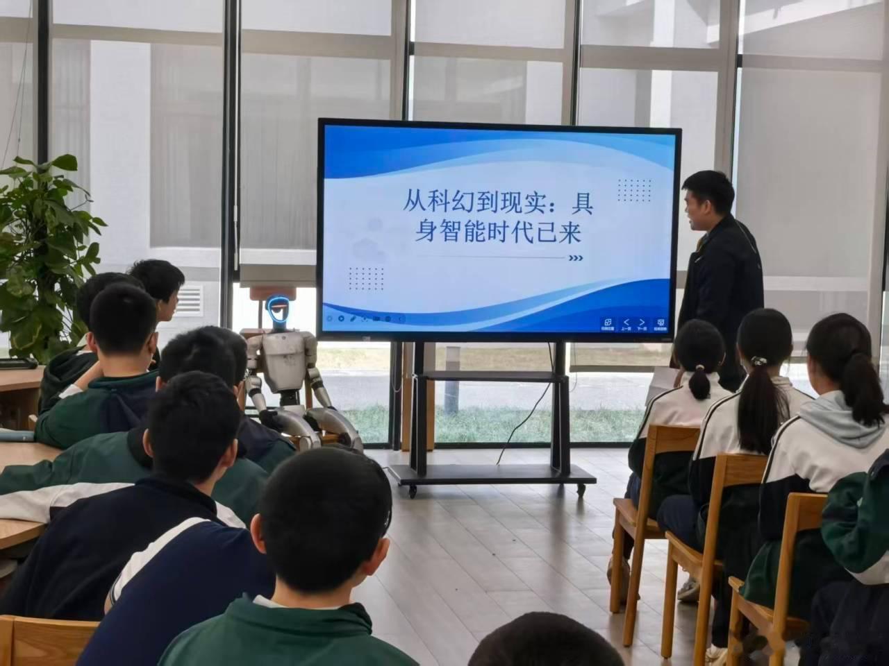 宁波市惠贞书院迎来了一批特殊的“新成员”——宇树科技人形机器人与四足机器狗。机器