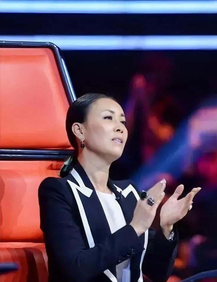 那英，真的沉得住气！
不愧是前辈，就是有底气不回应，
任你们狂欢自嗨，我巍然不动