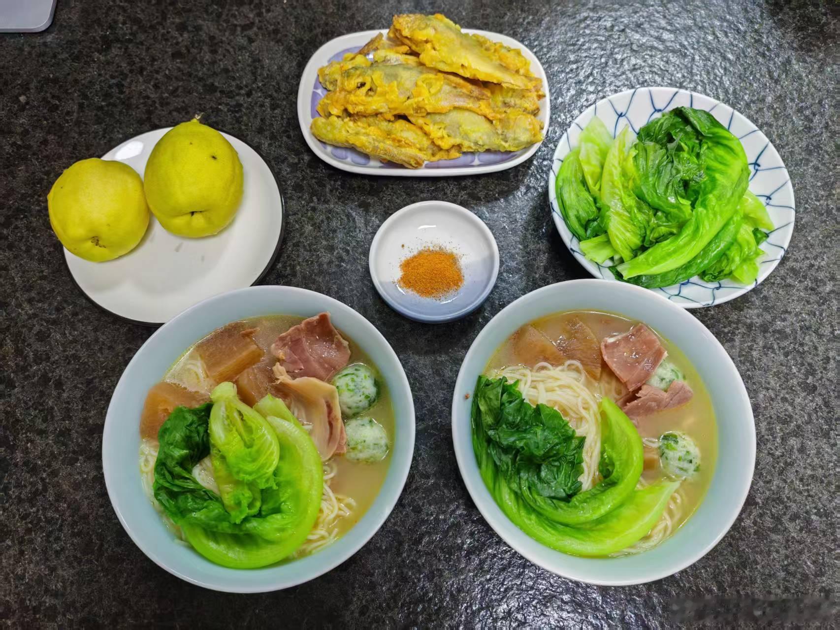 晚上煮面条，看着锅里翻滚的挂面，突然就想起了2018年底在老挝工地上吃早饭的情景