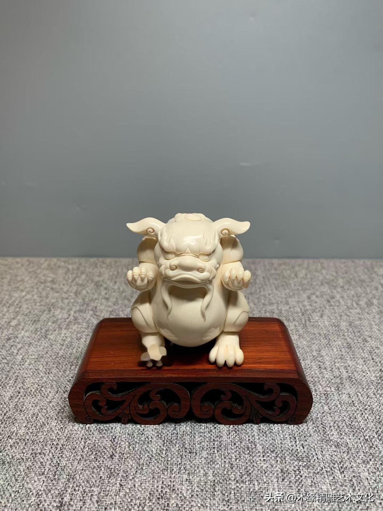 方寸之间，最见刀工。

猛犸温润细腻，湘工全手工雕刻神兽，造型凝练，线条利落。眉