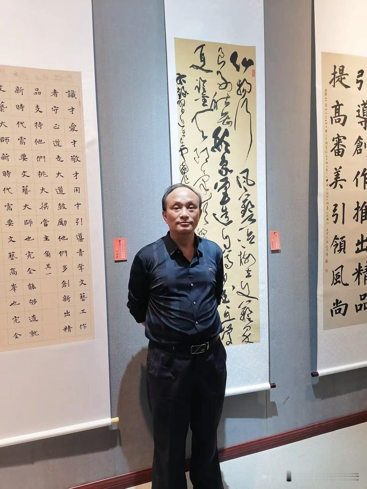 晒图笔记大赛 这次晒图笔记大赛我直接把参赛照选成了站在自己临了三个月的书法作品前