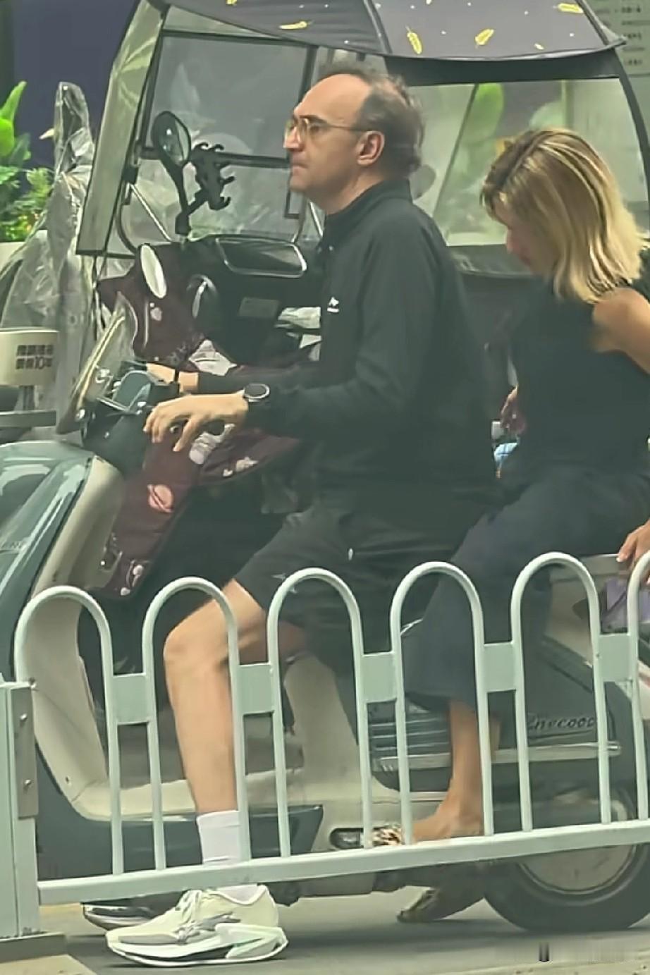 辽篮乌戈也配上小电驴了，后面还带着妻子，不得不说这个季节的沈阳骑个小电驴兜风挺惬