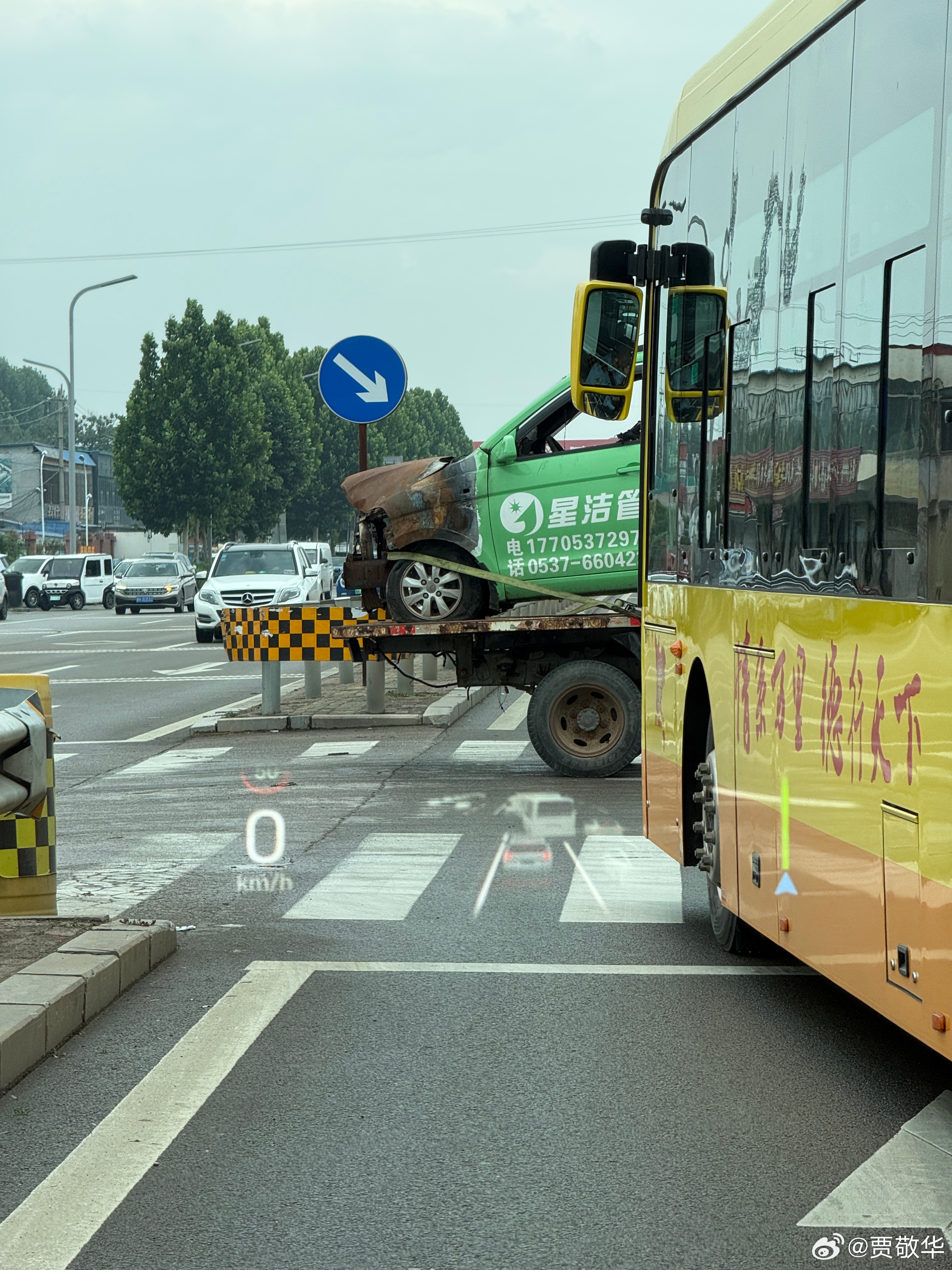 路上遇到一辆烧坏的电车，车头烧光了一大半，金属部分已经烧糊了。不过，没看出来这是