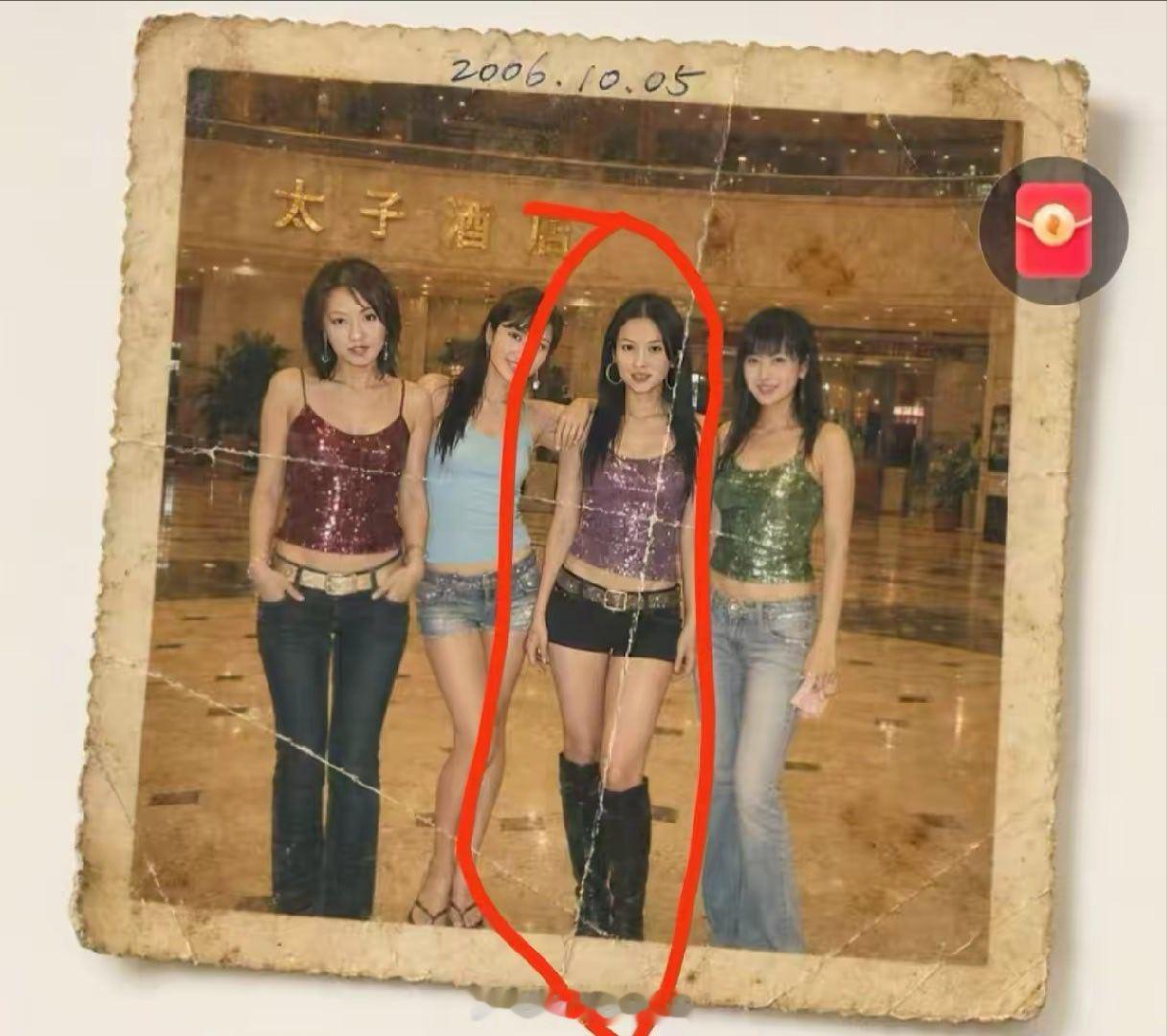 2006年，东莞太子酒店前的合影。20年过去了，如今她们散落在哪里？