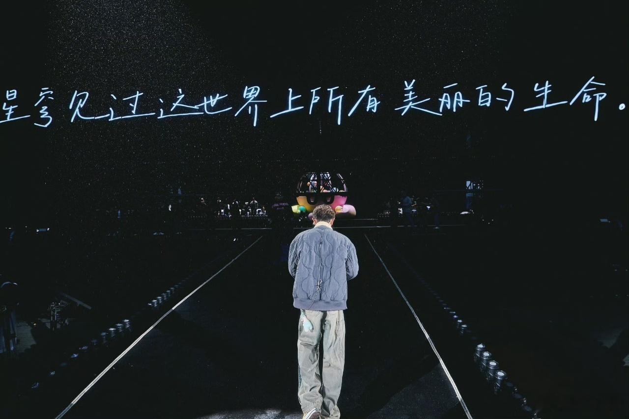 王源夏日歌会一起见面吧刷到王源官宣歌会，作为路人还挺期待的。本身唱歌就很稳，原创