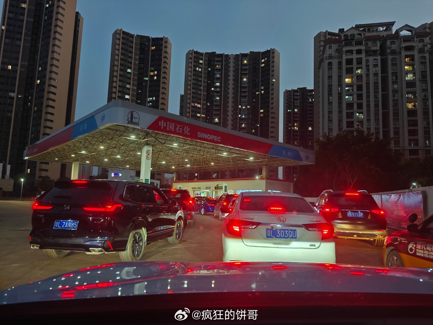 油价飙升加油站变大型停车场 明天就涨咯正在排队，晚饭没吃，出来先加个油再说...