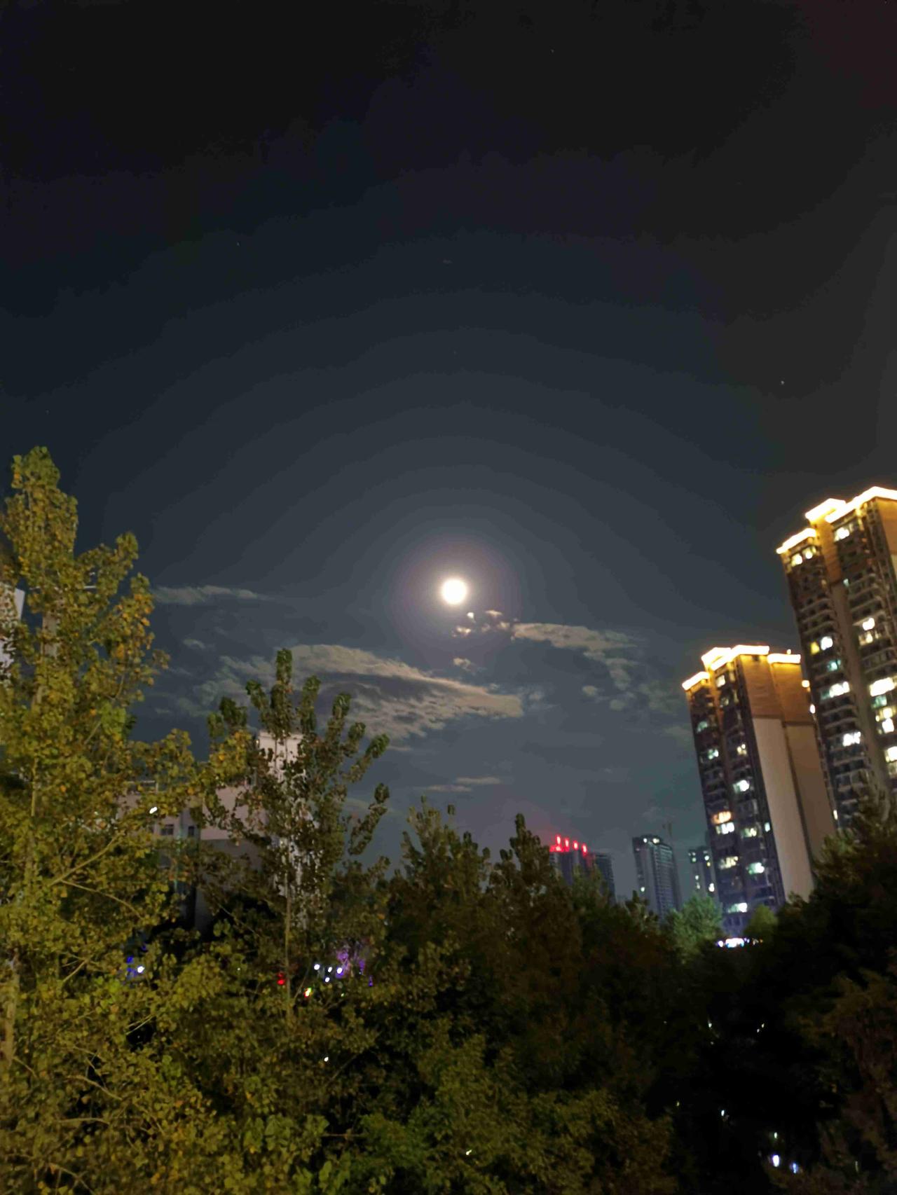 带定位晒今日生活 
我今日的状态：😁轻松又愉悦
我所在之处的天气：☀️晴朗的一