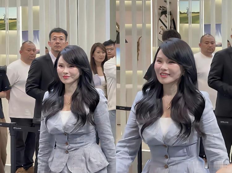 伊能静这脸咋越保养越僵？一年烧几百万，姐弟恋的代价这么大吗？
说实话，伊能静快六