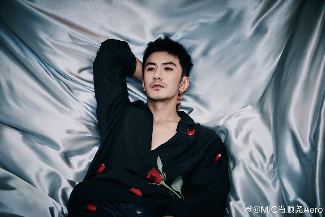 肖顺尧获新时代最受欢迎男演员奖肖顺尧三年前没获奖三年后获奖了 三年前在尖叫之夜，