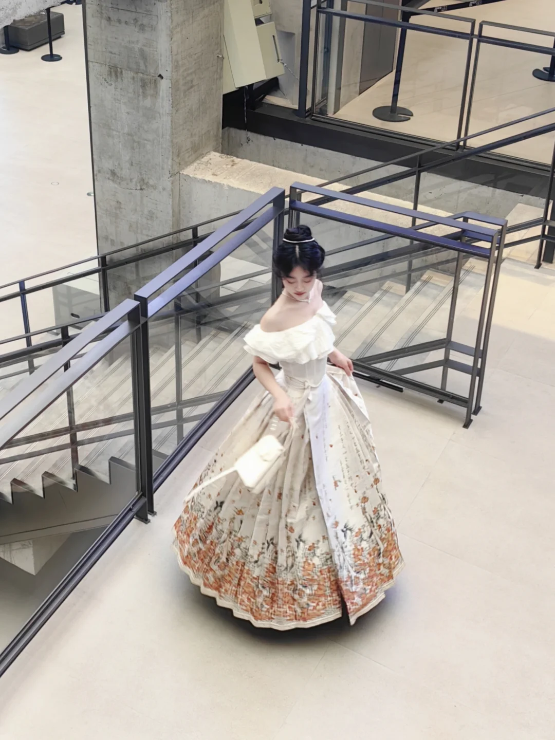 白色一字肩+白色马面真的好公主呀！