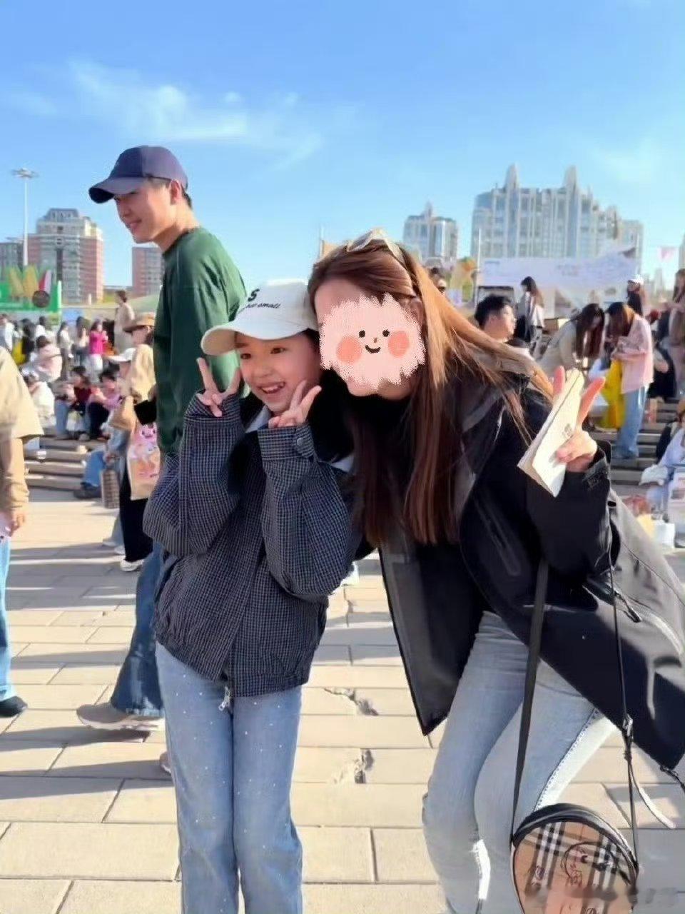 温柔父女同框超治愈，默契满分的手势舞，满满暖心氛围感，美好又治愈✨小酒窝和高云翔