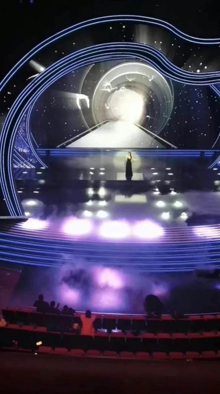 这张图，在抖音上火了！

微博视界大会，张碧晨压轴演唱，明星们都走完了，台下人寥