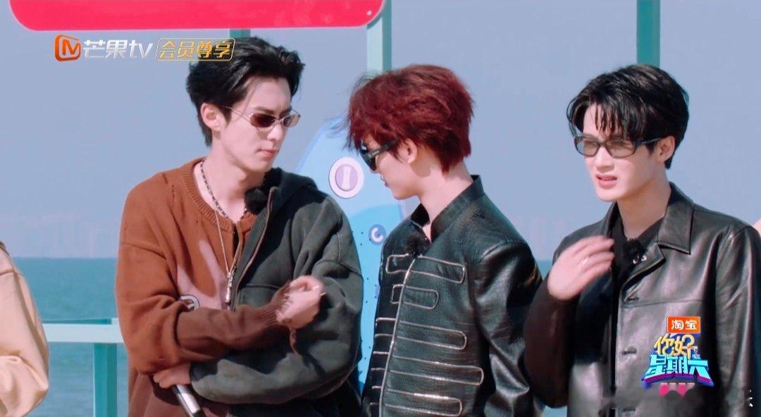 王鹤棣的腹肌被丁程鑫认证了你好星期六小丁认证棣棣腹肌，露出赞许笑容，这波好身材直