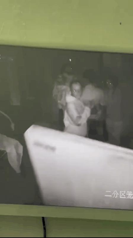 胆子这么小？
还敢玩“密室逃脱”？
这位戴眼镜的大叔差点没被鬼屋的工作人员给吓死