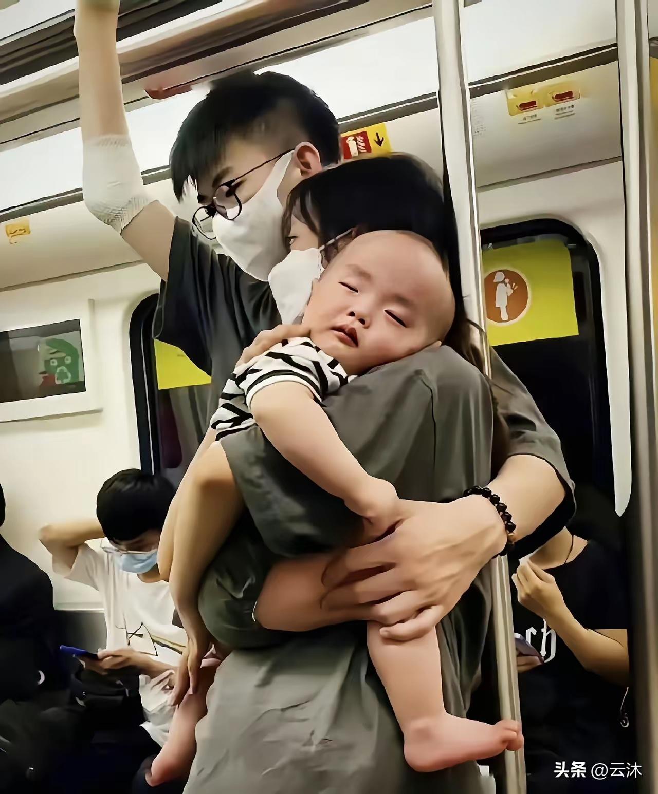 公交车上，一位丈夫张开臂膀，稳稳环着妻子与怀中的孩子。妻子将脸颊轻轻贴在他温热的