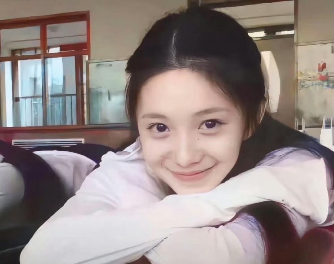 刘浩存身上的灵气真的是内娱独一份了吧，没出道时这张脸就很有电影感了。 