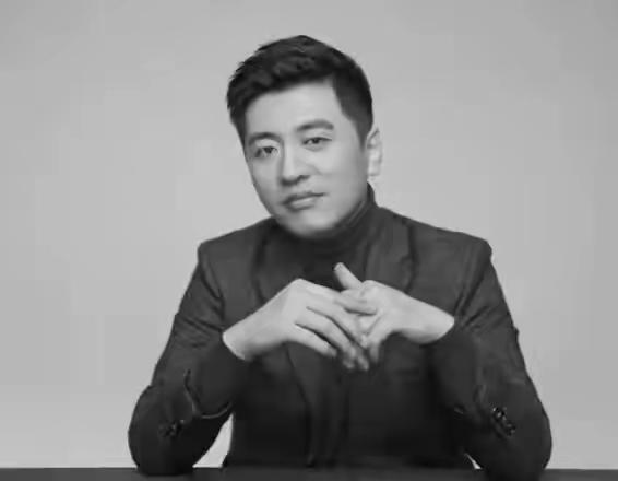 张雪峰曾在直播时说到他的人生目标时表示：
“我的人生目标就是，
如果有一天我死了