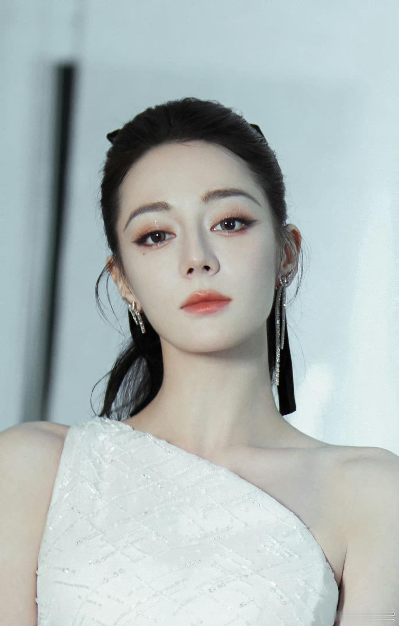 #迪丽热巴这发际线#不得不说你永远可以相信金鹤龙的化妆技术[送花花]迪丽热巴美都