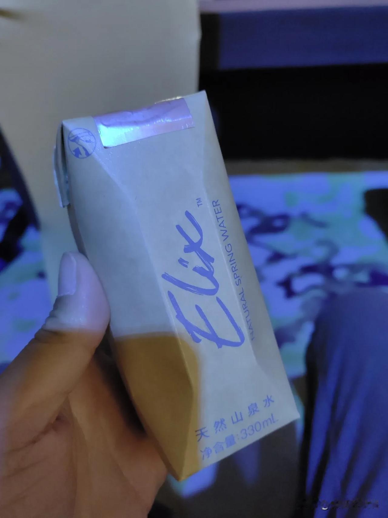 这不是骗人吗。我还说呢主办方太豪横了，2000人每个座上都放一瓶牛奶
