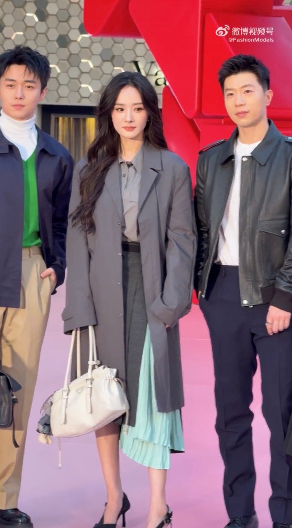 一只手负责单手插兜一只手负责露出戒指 bking猫猫 