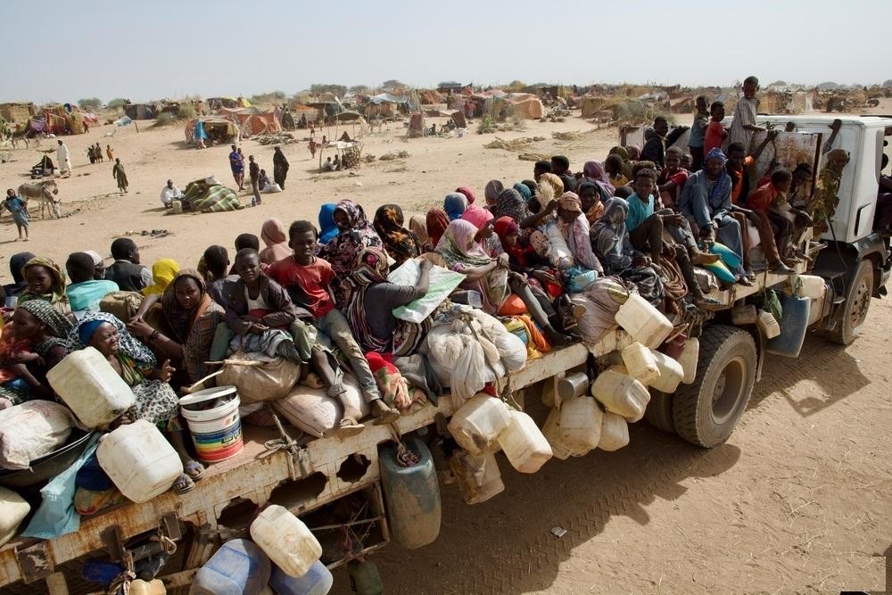 这里还有一场战争，死上百万人，而且，很多是被活活刀砍致死，饥饿而死！打了快3年，