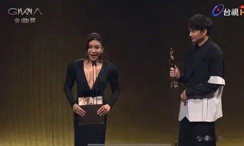 #艾怡良颁奖乌龙#艾怡良金曲奖这个乌龙我看了都好尴尬！哈哈哈哈，她怎么会颁错奖呢