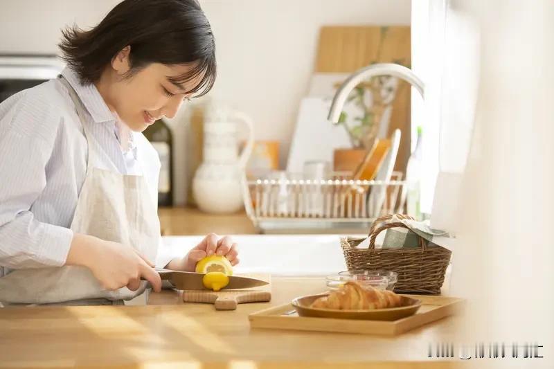 我家我妈更喜欢做饭。她特别享受在厨房里鼓捣美食的过程。就像广西的女孩子一样，她觉