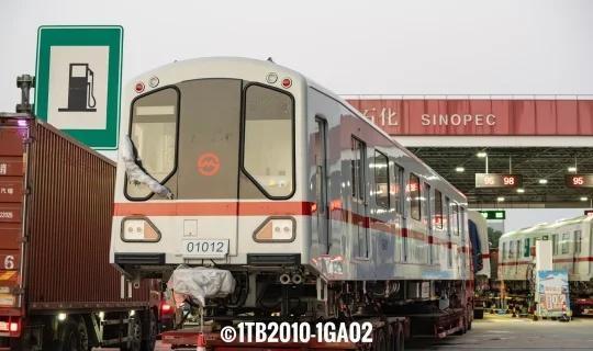 停靠在高速服务区的上海1号线运输车队
该车为上海地铁1号线直流增扩编列车，含头尾