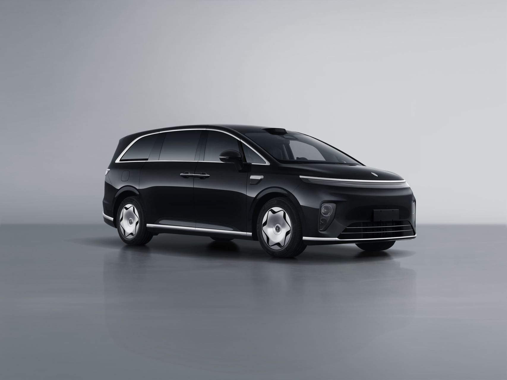 华为系又一台“大车”来了。享界V8完成申报，全系采用7座布局，轴距达到3250m