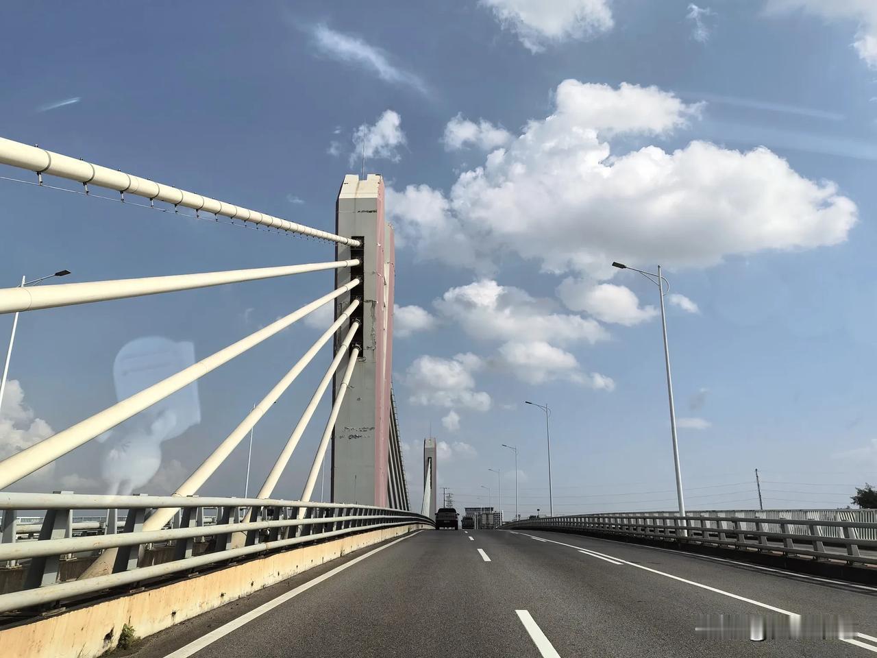 一天跑了两次医院，停车场离医院又远，加上又晒又热，烈日烧烤着大地，刺目的阳光晃着