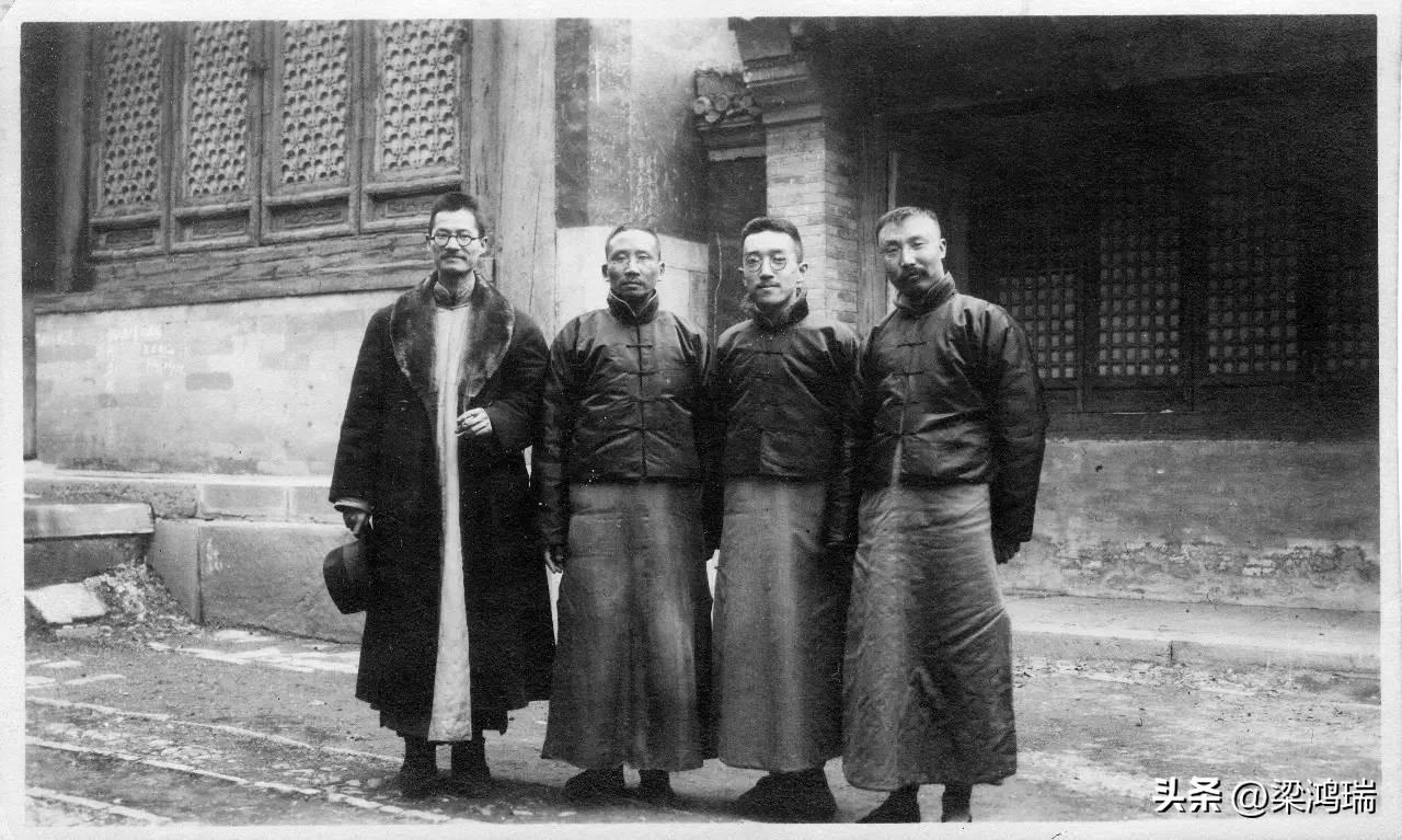 这张照片拍摄于 1920年3月14日，地点在北京西山的 卧佛寺（又名十方普觉寺）