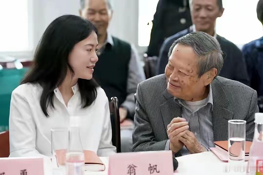 翁帆发文纪念杨振宁翁帆的文字没有哭诉与煽情，字字却比千言万语更戳心。“满意答卷”