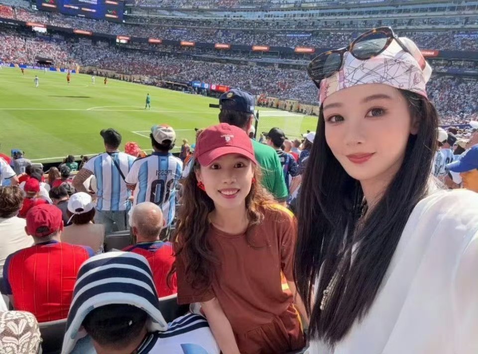 杨紫也去看世界杯啦