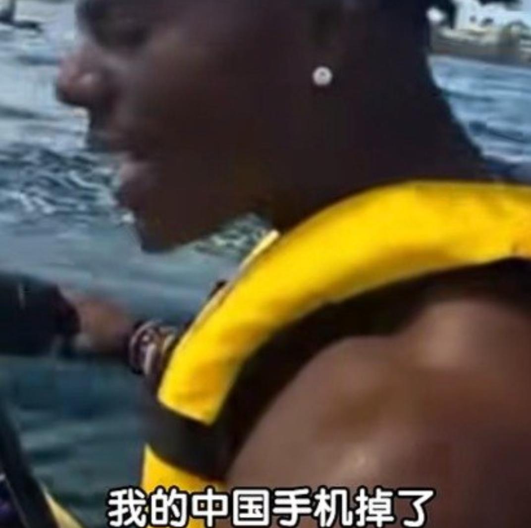 甲亢哥在深圳买的手机掉海里了
外网顶流网红甲亢哥iShowSpeed又上演搞笑名