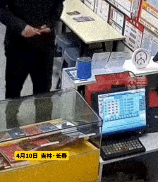 泪目！一别20年的战友重逢，先懵后揍再相拥，这才是最真的战友情
 
吉林长春，一