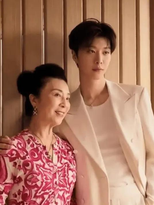 范丞丞妈妈：老来得子，71岁气质仍在线

印象中，范冰冰常晒和妈妈的合照，那时候